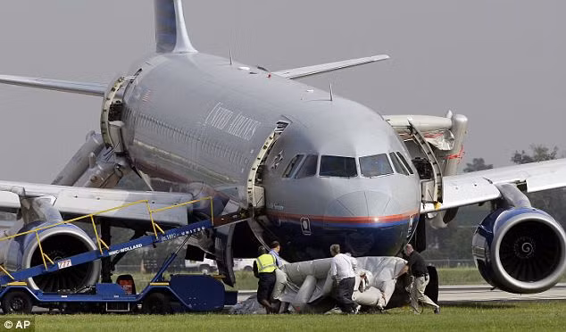 United Airlines (1.174 người thiệt mạng): United Airlines (Mỹ) là một trong những hãng hàng không chủ chốt và lâu đời nhất thế giới. Tuy nhiên, tên tuổi của United Airlines cũng gắn liền với nhiều thảm họa. Đáng chú ý nhất là vụ xảy ra trên chuyến bay 175 vào ngày 11/9/2001. Vụ tấn công khủng bố đã cướp đi sinh mạng của 109 người trên hai chuyến bay 175 và chuyến bay 93 của United Airlines.