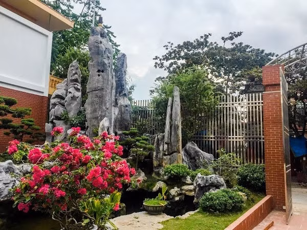 Không gian sân vườn, hòn non bộ ngay mặt trước tòa lâu đài. Đây là một trong những tòa lâu đài đắt giá nhất tại Việt Nam.