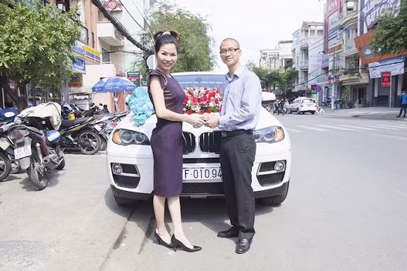 Nữ đại gia Bùi Thị Hà thưởng nóng ân nhân siêu xe tiền tỷ: Nữ đại gia - Hoa hậu Quý bà Bùi Thị Hà - Tổng giám đốc một Tập đoàn bảo vệ chia sẻ niềm vui bằng món quà bất ngờ dành tặng Giám đốc điều hành đã thay mặt mình cáng đáng công việc trong thời gian chị "lâm bồn". Phần thưởng là một chiếc xe BMW X6, giá trên thị trường khoảng 3,8 tỷ đồng.