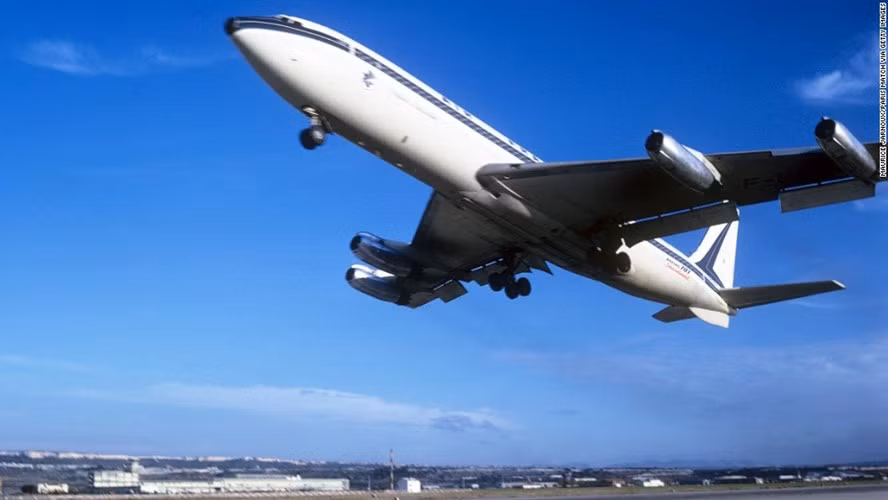 Boeing 707, cất cánh ngày đầu tiên vào 20/12/1957 và có sức chứa vượt trội là 181 hành khách. 707 cũng được cho là mở đầu cho dòng máy bay phản lực đầu tiên trên thế giới.
