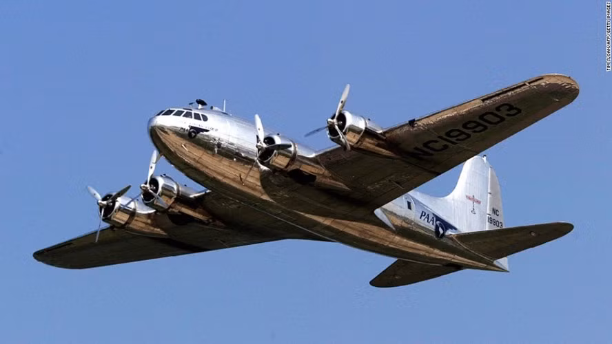 Boeing 307 Stratoliner: Boeing 307 đã mang đến rất nhiều cải tiến mới cả trong thiết kế lẫn động cơ. Cabin được thiết kế có thể bay được trong cả thời tiết xấu. Ngoài ra, Boeing 307 còn là dòng máy bay chở khách tiện nghi đầu tiên với phòng ngủ, 2 phòng tắm và một khu vực sảnh rộng rãi.