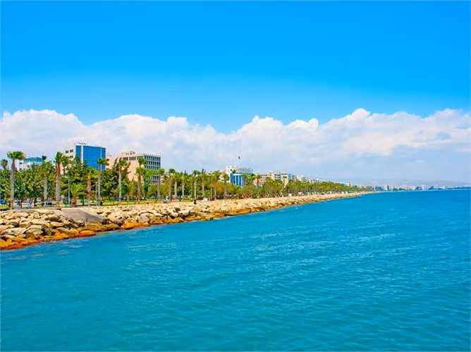 Thiên đường du lịch này có các cửa hàng phục vụ du khách Nga từ kefir (sữa chua của người Nga) cho đến bia Nga.