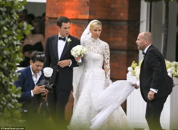 Đám cưới của James Rothschild và Nicky Hilton diễn ra ngày 10/7 năm ngoái tại cung điện Kensington ở thành phố London của nước Anh. Đây được đánh giá là đám cưới nghìn tỷ, bởi không chỉ tiêu tốn khá nhiều tiền và đây cũng là sự gắn kết hoàn hảo giữa hai người thừa kế của các tập đoàn giàu có nhất.