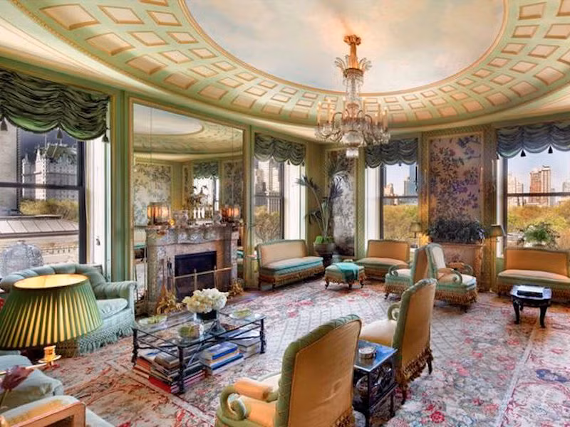7. Ngôi nhà 20 phòng với nội thất trang trí tinh xảo tinh tế nằm trên đại lộ Fifth Avenue. Được xây dựng vào năm 1931, nó vẫn giữ được nhiều chi tiết từ giai đoạn này, trong đó có nhiều lò sưởi và bức tường da cổ trong thư viện. Ngôi nhà có giá bán là 120 triệu USD.