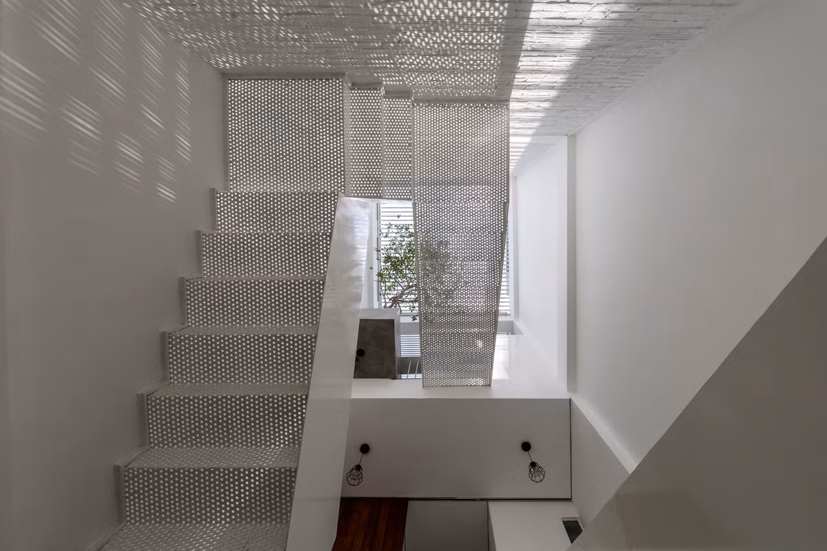 Kiểu cầu thang lỗ giúp ánh sáng xuyên tới những ngóc ngách tối tăm nhất của ngôi nhà.