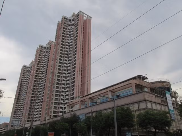 Những ngày cuối tháng 10/2015, giới địa ốc TP HCM được dịp sôi nổi khi thông tin tòa tháp Thuận Kiều Plaza (quận 5) đã được công ty cổ phần Đầu tư An Đông, một thành viên thuộc tập đoàn Vạn Thịnh Phát mua lại với giá trên 600 tỷ đồng. Được biết, dự án gồm 3 tháp, mỗi tháp có 33 tầng, trong đó có khu trung tâm thương mại, 648 căn hộ và các công trình tiện ích khác thế nhưng Thuận Kiều Plaza đã rơi vào tình cảnh ế ẩm, rất ít người vào ở kể từ khi đưa vào sử dụng năm 1998.