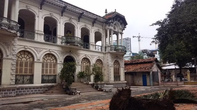 Cũng chính gia tộc họ Trương đã bỏ 35 triệu USD để mua một căn biệt thự cổ tại quận 3, TP HCM. Căn biệt thự được xây dựng trên khu đất 2.819,5 m2, nằm góc giao lộ Võ Văn Tần – Bà Huyện Thanh Quan - Nguyễn Thị Diệu, quận 3. Căn nhà được xây dựng theo kiến trúc Pháp cổ là nhà cấp 2, 3 gồm 2 tầng, với tổng diện tích sàn xây dựng là hơn 2.000 m2.