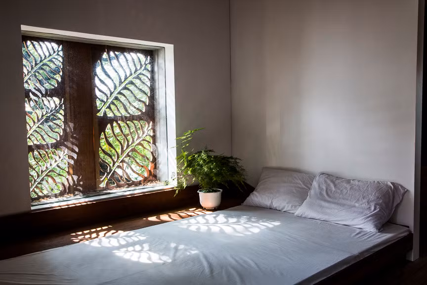 Cửa sổ phòng ngủ có hiệu ứng ánh sáng độc đáo nhờ cửa sổ đẹp.