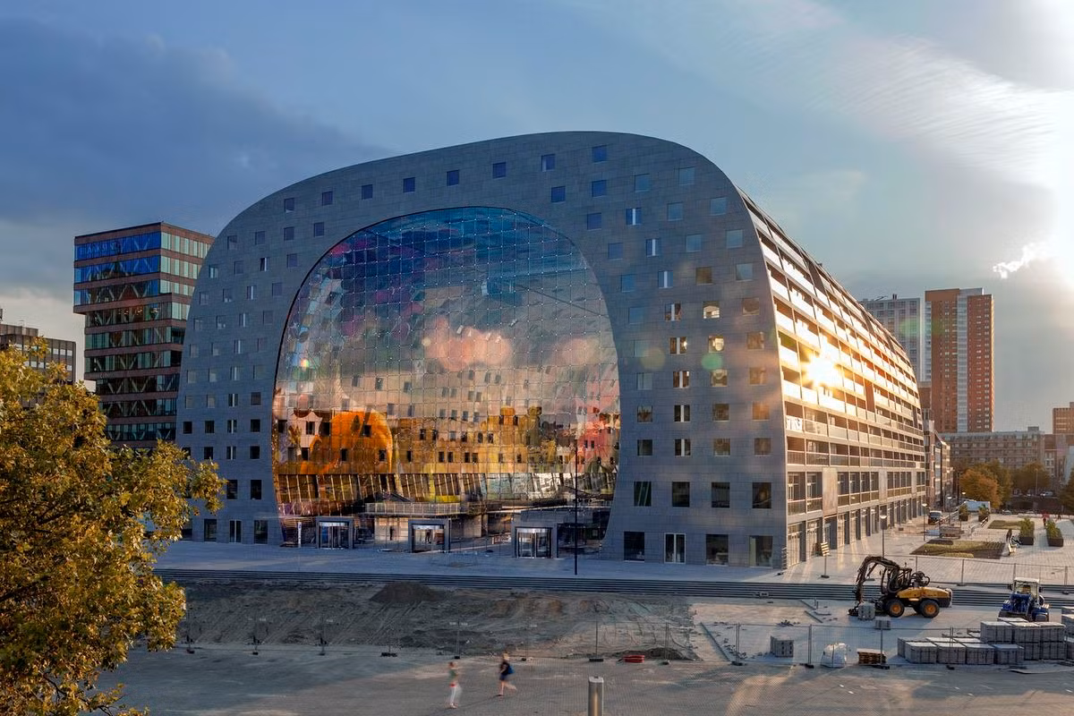 Mang thiết kế hình móng ngựa độc đáo và đồ sộ, chợ thực phẩm Markthal có trị giá xây dựng 175 triệu euro và được ví như làn gió mới thổi vào Rotterdam, thành phố lớn thứ hai xứ sở hoa tulip.