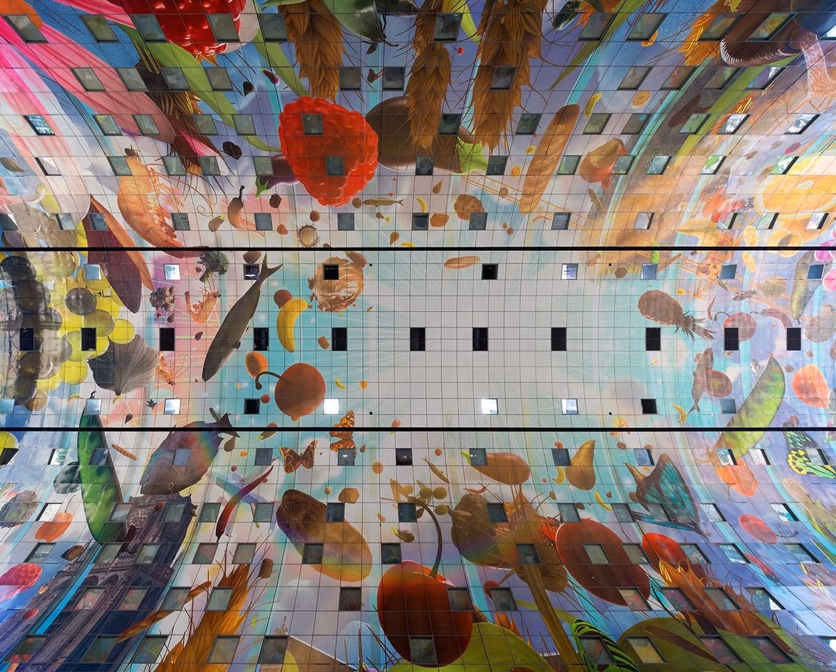 Tại chợ Markthal, khách hàng sẽ được mua sắm, thưởng thức những món ăn ngon trên sân thượng hay vui chơi giải trí,... Tất cả hoạt động này đều được diễn ra bên dưới mái vòm rực rỡ sắc màu cao 40 mét.