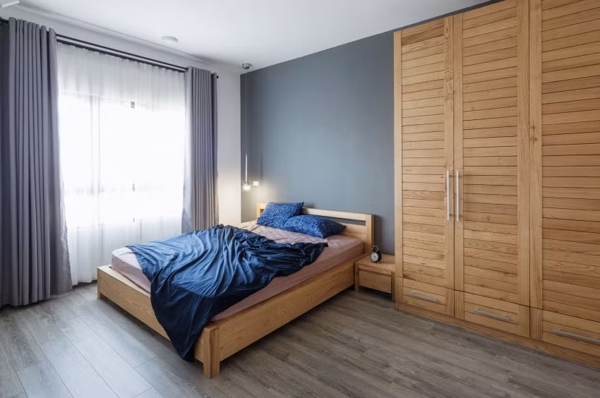 Phòng ngủ chính của gia chủ cũng có cửa kính lớn để ánh sáng mặt trời chiếu vào phòng.