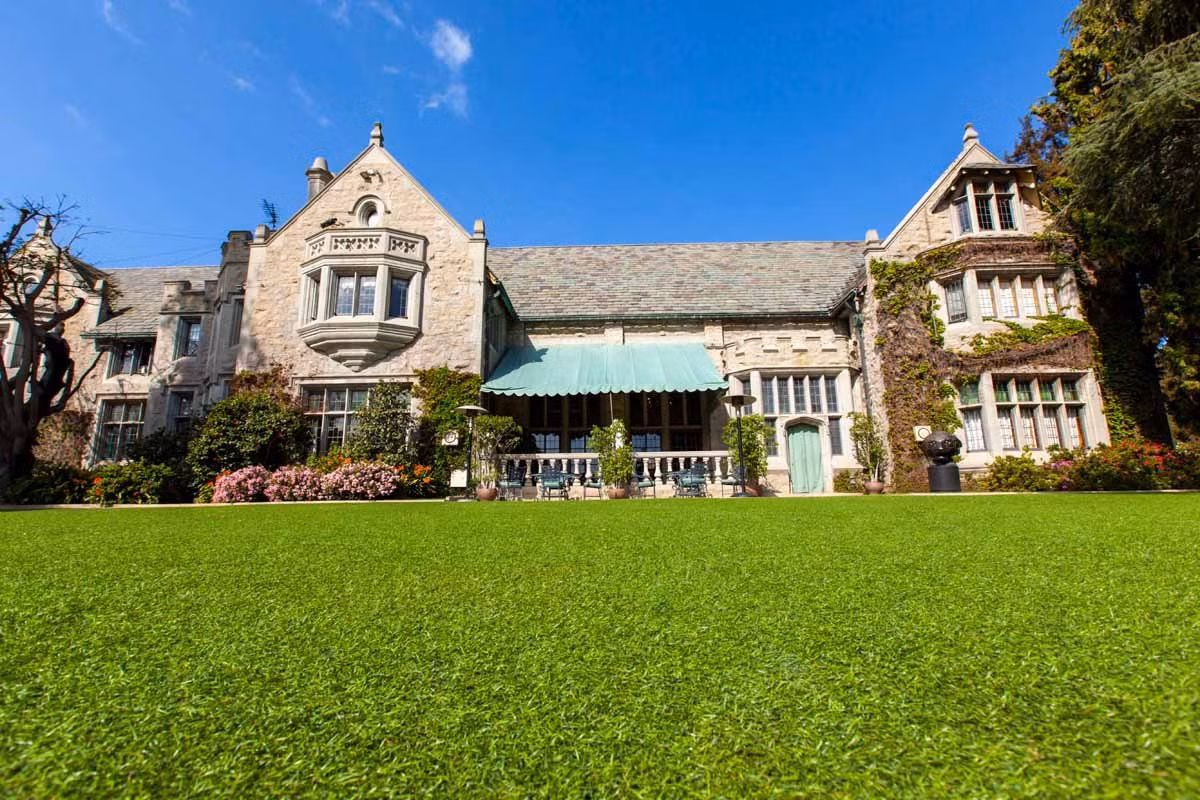 Ông trùm truyền thông Hugh Hefner đã đề ra điều kiện bán lại dinh thự này cho chủ mới là phải cho ông ở tới khi qua đời.