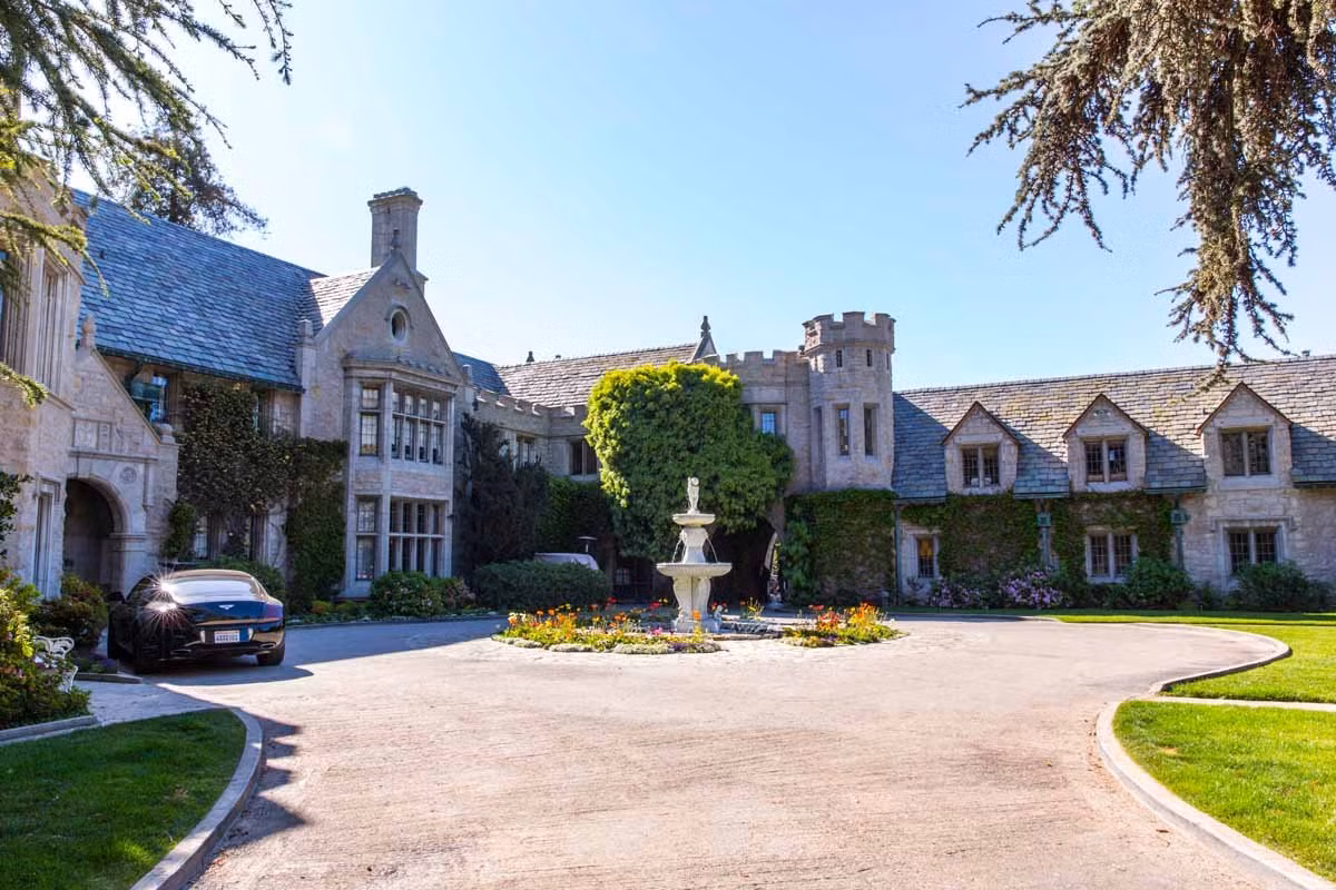Được thiết kế theo phong cách Gothic Tudor vào năm 1927, ông trùm Hugh Hefner đã biến biệt thự Playboy trở thành thành trì cho đế chế của mình trong suốt một nửa thế kỷ.