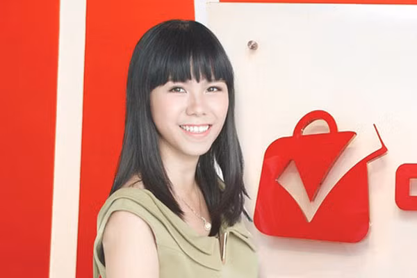 Lê Hoàng Uyên Vy, 28 tuổi, hiện là phó giám đốc điều hành của VinEcom, công ty hoạt động trong lĩnh vực thương mại điện tử.
