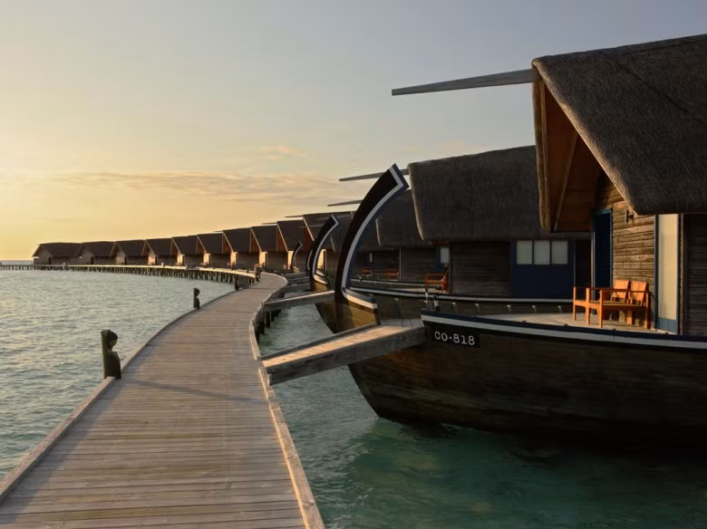2. Cocoa Island, Maldives: Cocoa Island được đánh giá là khu nghỉ mát sang trọng nhất ở Maldives. Hầu hết các phòng của resort đều được lấy cảm hứng duy thiết kế từ thuyền Dhoni – phương tiện sử dụng chủ yếu của các ngư dân địa phương ở Maldives. Đặc biệt hầu hết các phòng của Cocoa Island Resort đều thiết kế hướng biển và có thể nhìn thấy được đường chân trời. Giá một đêm nghỉ dưỡng tại đây ít nhất là 1.100 USD/đêm.