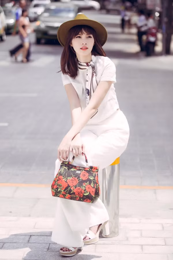 Túi Miss Sicily của Dolce &amp; Gabbana là dòng sản phẩm được rất nhiều mỹ nhân yêu thích bởi phong cách nữ tính, với giá khoảng 50 triệu đồng.
