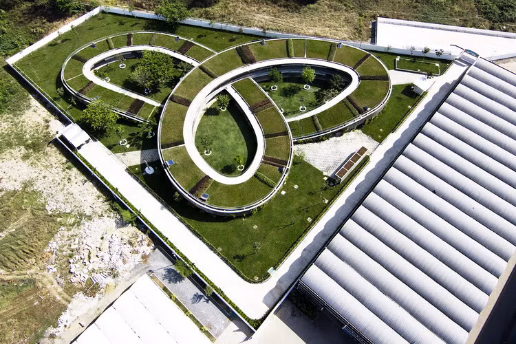 Ngoài ra, trường mầm non này cũng giành giải nhì trong cuộc thi quốc tế FuturArc Prize (Thiết kế công trình Xanh).