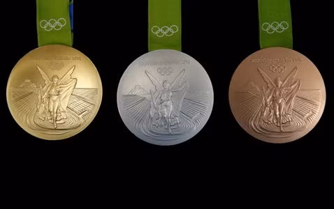 Đây là những tấm huy chương Olympic Rio hoàn hảo. Huy chương vàng, bạc và đồng đều có cùng kích cỡ, cùng thiết kế với những chi tiết chạm khắc tinh xảo.