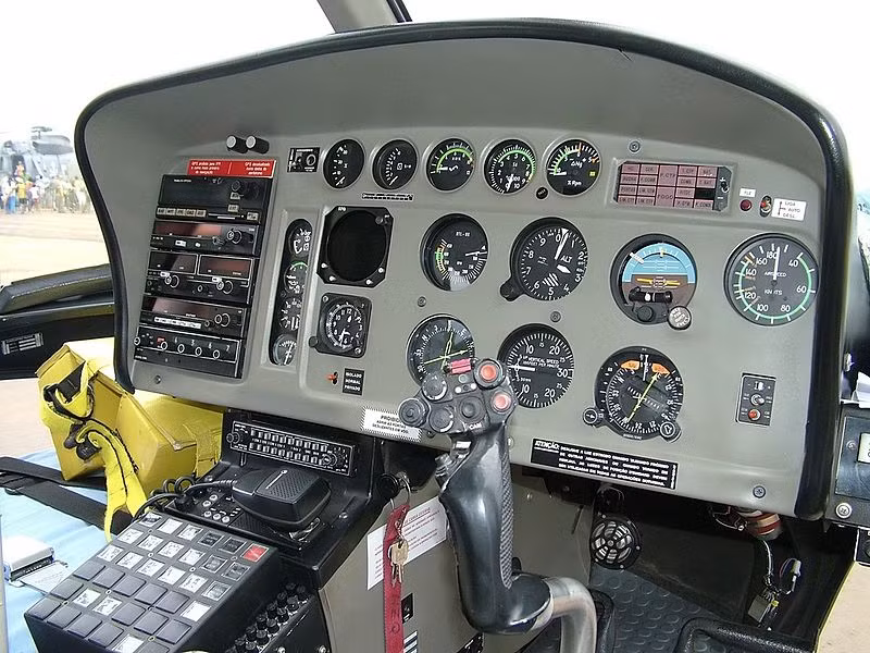 Cận cảnh khoang lái của trực thăng Eurocopter AS350.