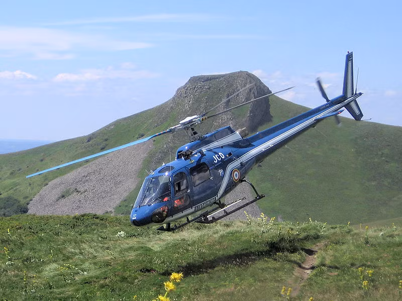 Ngày 29/4/2011, một máy bay trực thăng Pawan Hans AS350 B-3 chở ông Dorjee Khandu, Thủ hiến bang Arunachal Pradesh và 4 người khác, bị mất tích. Sau đó, tất cả năm người trên trực thăng được tìm thấy đã tử nạn. Ảnh minh họa.