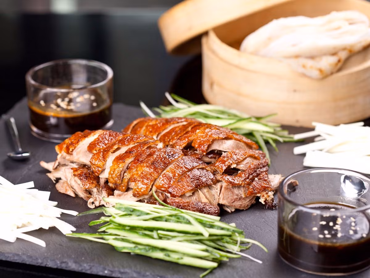Thành phố này cũng có ẩm thực độc đáo. Món đặc sản nổi tiếng ở đây là vịt quay Bắc Kinh, với phần thịt mềm thơm và lớp vỏ giòn hấp dẫn.