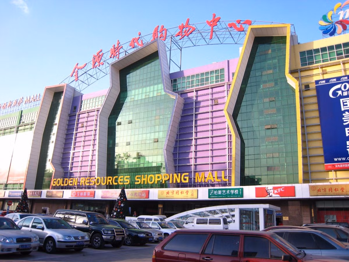 Bắc Kinh cũng ở hữu những trung tâm mua sắm hoành tráng nhất thế giới, trong đó có trung tâm mua sắm Golden Resources. Khu mua sắm 6 tầng này có hơn 1.000 cửa hàng kinh doanh lớn nhỏ.