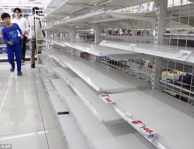 Hai trận động đất khủng khiếp xảy ra ở Nhật Bản tuần trước đã khiến các chuỗi cung ứng bị cắt đứt và các kênh phân phối là các siêu thị trống trơn bởi người mua sắm hoảng loạn đi mua đồ tích trữ.