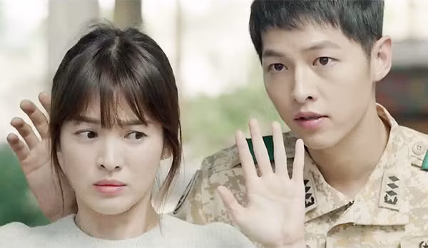 Song Hye Kyo, nữ chính “Hậu duệ của mặt trời", là một diễn viên tài năng và giàu có nhất xứ Hàn. "Hậu duệ mặt trời" - bộ phim mới ra mắt của đài KBS - đã trở thành bộ phim truyền hình có tỉ suất người xem (rating) cao nhất trong năm nay tại Hàn Quốc với rating trên 24% trong tập 4.