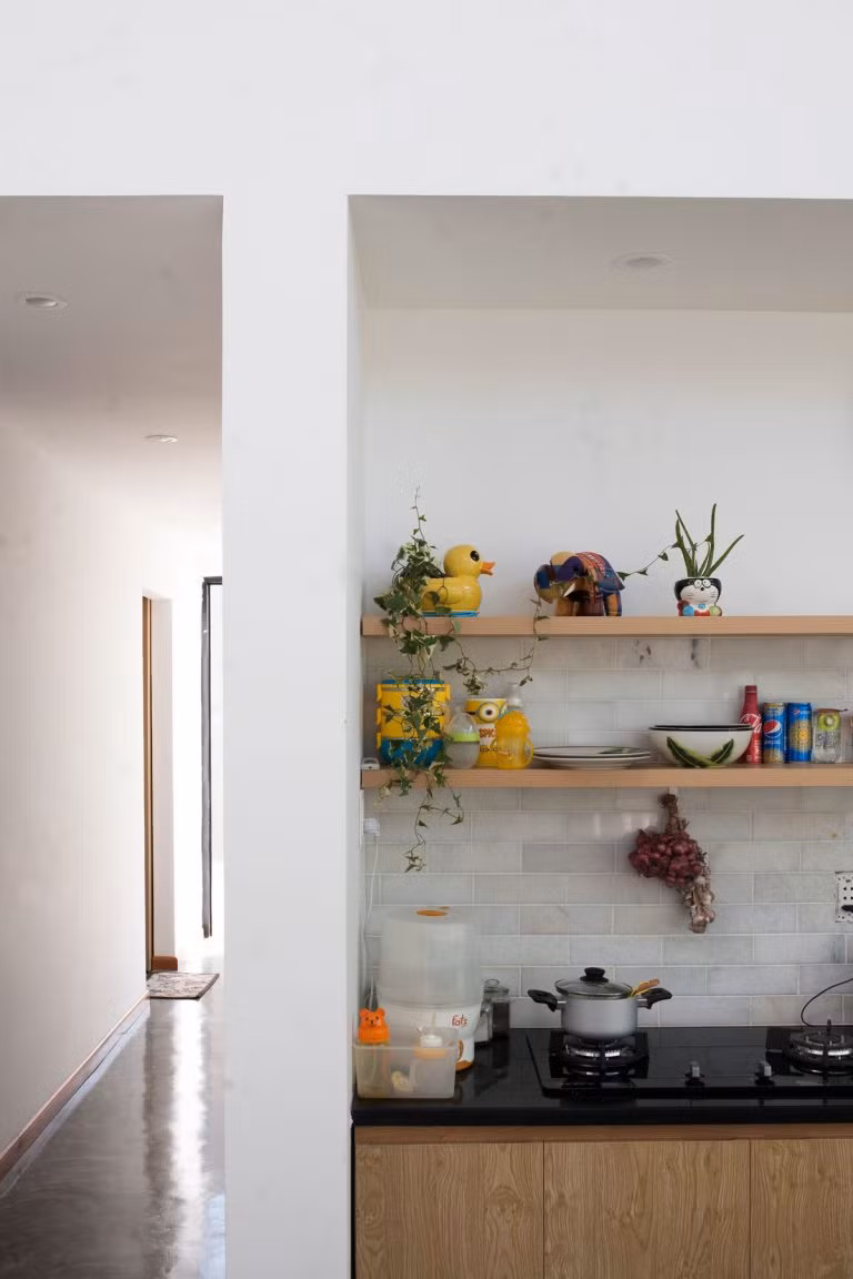 Nhà bếp nhỏ gọn và hiện đại.