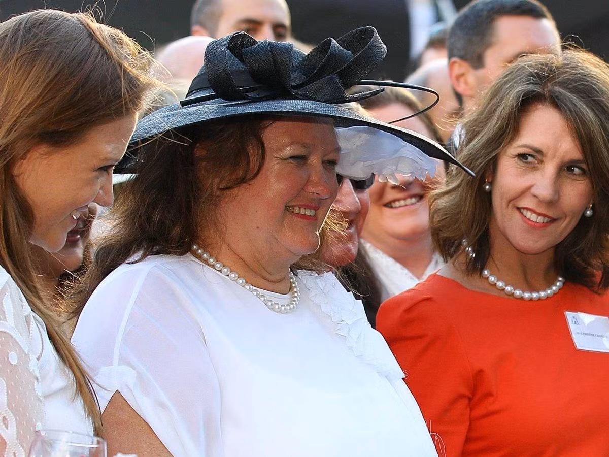 Người giàu nhất Australia Gina Rinehart; Tài sản ròng: 8,3 tỷ USD; Xếp hạng Forbes: 136. Gina Rinehart được thừa kế lại khối tài sản khổng lồ của công ty khai khoáng Hancock Prospecting từ cha mình. Với vai trò là chủ tịch của Hancock Prospecting, Gina không ngừng mở rộng công ty. Tháng 3/2014, bà đã mua lại một trong những mỏ quặng sắt lớn nhất thế giới, Roy Hill, theo Forbes.