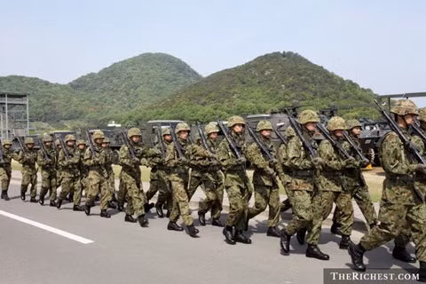 Nhật Bản. Nhật Bản không sử dụng nhiều binh lính nhưng họ có các trang bị quân sự hiện đại. Ngân sách quốc phòng của quốc gia này là khoảng 50 tỷ USD.
