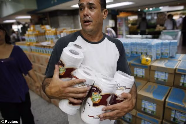 Venezuela đối mặt với tình trạng khan hiếm giấy vệ sinh trong nhiều tháng qua. Nhiều người dân cho biết họ phải xếp hàng dài trong nhiều giờ để mua những cuộn giấy ở thị trường chợ đen. Mặt hàng này được bán với giá cao hơn rất nhiều lần so với các địa điểm cung cấp hàng do chính phủ điều hành.