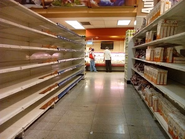 Những ngày này, nhiều người dân Venezuela hầu hết phải mua các thực phẩm thiết yếu từ chợ đen. Mọi thứ đều đắt đỏ hơn và có khi phải đi tận 5, 6 nơi mới tìm thấy những gì cần mua.