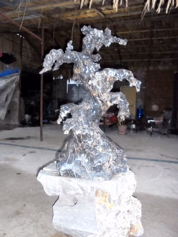 Những khối đá tự nhiên được kiến tạo thành những cây bonsai dáng độc.