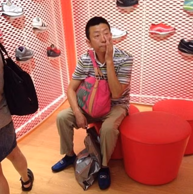 Để chiều lòng, nhiều quý ông đã "tháp tùng" họ đến các địa điểm shopping và kiên nhẫn ngồi phía ngoài chờ.