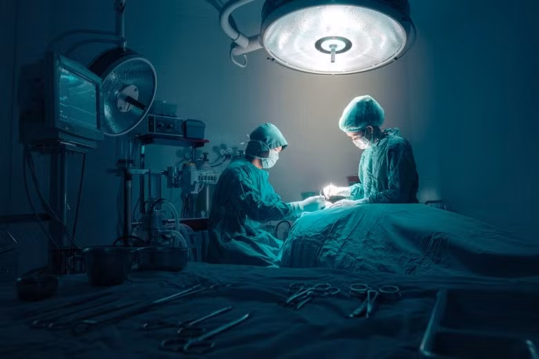 6. Bác sĩ phẫu thuật. Sự căng thẳng của bác sĩ phẫu thuật trước những ca mổ khó chắc hẳn được nhiều người thấu hiểu.