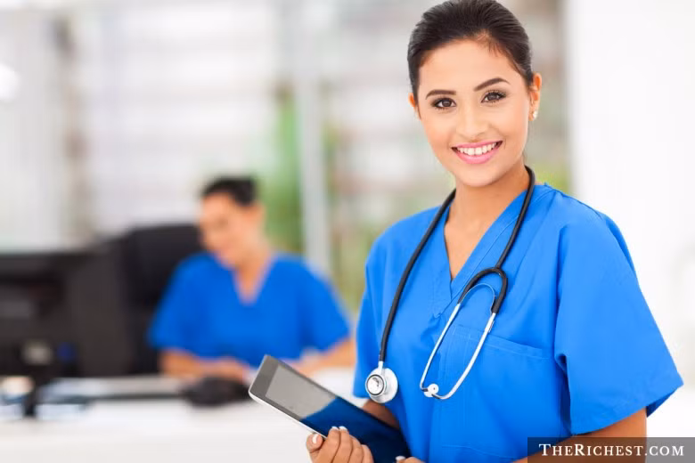 9. Y tá: Đây là một nghề hết sức căng thẳng bởi họ thường xuyên tiếp xúc với sự đau đớn, sự chết chóc hay có nguy cơ lây bệnh từ bệnh nhân.