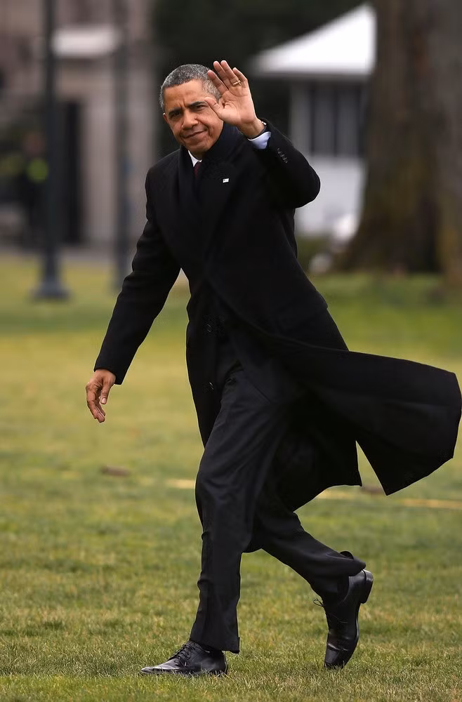 Khi trời trở lạnh, những chiếc áo măng tô dáng dài là sự lựa chọn ưa thích của ông Obama. Chúng vừa có thể giúp ông giữ ấm, vừa có thể tôn lên vẻ sang trọng của người đàn ông quyền lực nhất hành tinh.