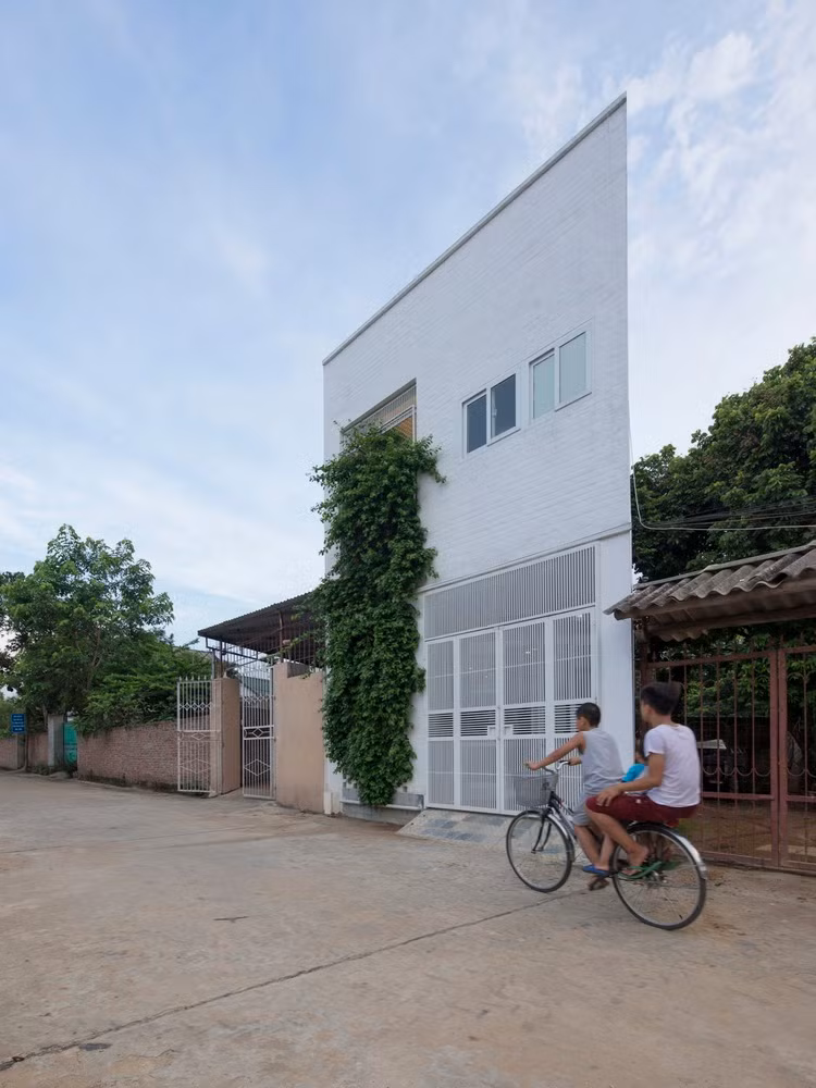  Ngôi nhà màu trắng này có tên Binh House, là thiết kế của công ty kiến trúc Landmak Architecture, nằm ở Hòa Lạc, Thạch Thất, Hà Nội.