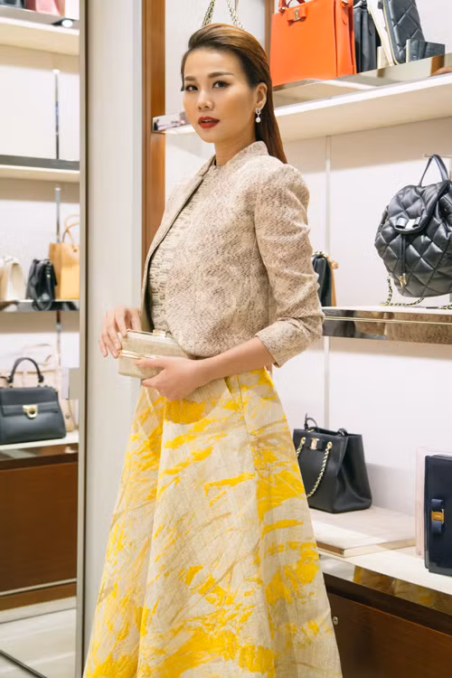 Tham dự sự kiện của một nhãn hàng thời trang do cô làm đại sứ, siêu mẫu nổi bật trong chiếc áo khoác và váy màu vàng ánh kim pha lẫn màu nâu đất quý phái sang trọng nằm trong bộ sưu tập xuân hè 2015 của Salvatore Ferragamo. Bộ trang phục có giá khoảng 5000 USD (hơn 111 triệu đồng).