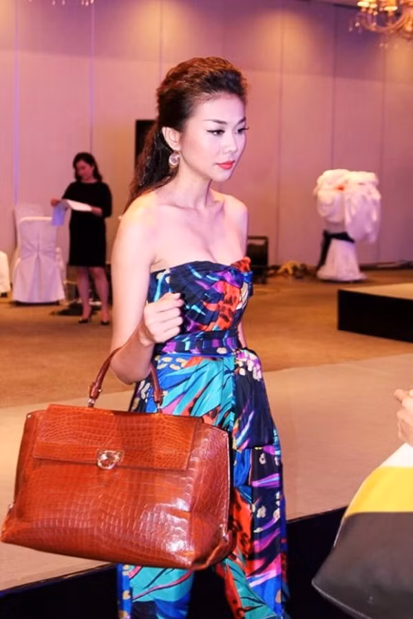 Siêu mẫu diện bộ jumsuit có giá khoảng 40 triệu đồng và chiếc túi da cá sấu trị giá khoảng 700 triệu đồng.