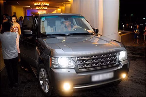 Chiếc xe Range Rover có giá gần 6 tỷ mà siêu mẫu từng bị bắt gặp khi tham dự sự kiện.
