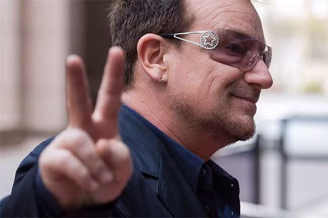 Nam ca sĩ Bono cũng thuê chuyên cơ riêng để tới tham sự diễn đàn này.