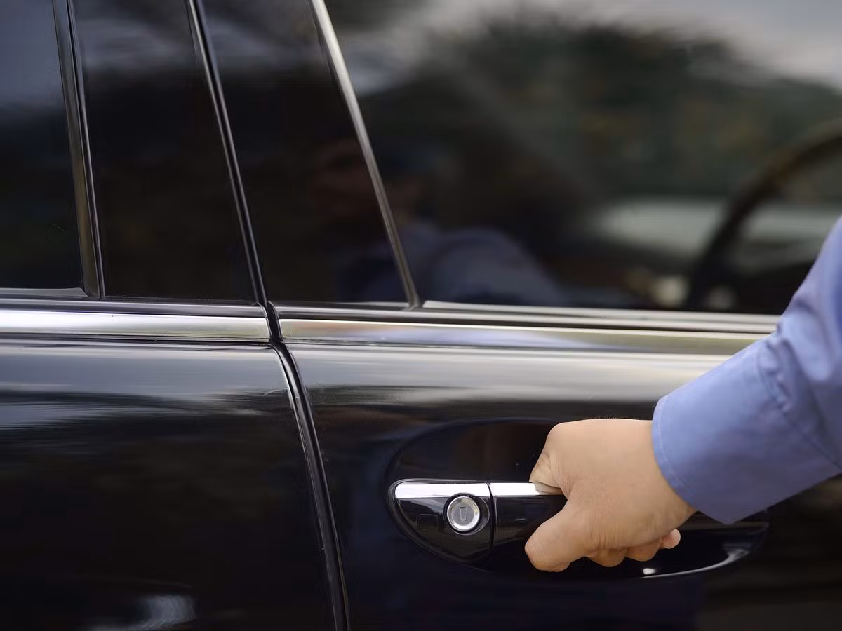 Dịch vụ đưa đón miễn phí: Để tiết kiệm bạn không phải bắt chiếc taxi, một số hãng hàng không cung cấp dịch vụ đưa đón khách miễn phí. Emirates và Etihad đều cung cấp dịch vụ tài xế đưa đón hành khách hạng thương gia miễn phí từ nơi khởi hành đến sân bay và ngược lại, còn Qatar Airways chưa có ưu đãi dịch vụ này đối với hành khách ở khoang thương gia.