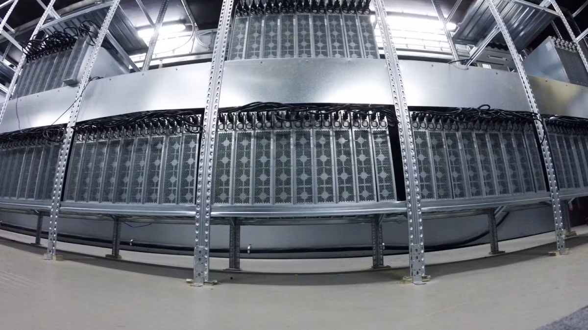 Dù vậy, Giám đốc Công nghệ Genesis - Stefan Schindler cho biết: “Làm việc trong nơi đào Bitcoin cực kỳ kinh khủng. Lúc nào vây quanh anh cũng là tiếng kêu của máy móc, như thể tiếng máy bay cất cánh, hạ cánh liên tục vậy”, anh nói.