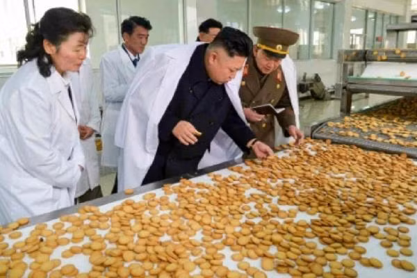 Ông Kim thăm nhà máy làm bánh quy của Triều Tiên hồi tháng 11/2014.
