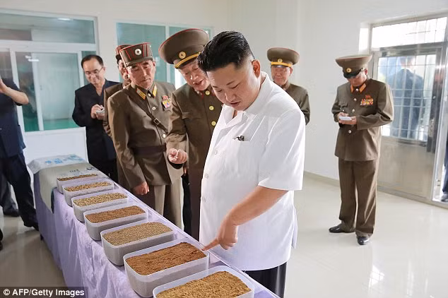 Mới đây, nhà lãnh đạo Triều Tiên Kim Jong Un đã đến thăm nhà máy sản xuất thức ăn cho cá.
