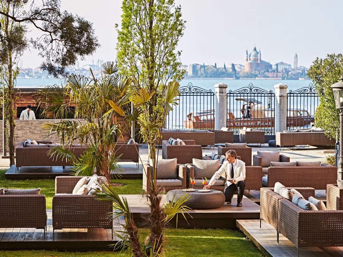 Khu nghỉ dưỡng trên đảo San Clemente Palace Kempinski Venice nằm tách biệt trên hòn đảo cách quảng trường Piazza San Marco, thành phố Venice (Italy) chỉ 10 phút đi thuyền.