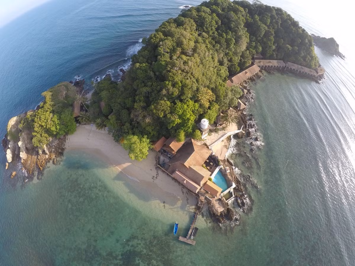 Gem Island Resort and Spa nằm trong công viên bảo tồn biển của Malaysia. Khu nghỉ dưỡng này nổi tiếng với những rạn san hô tuyệt đẹp cùng nhiều loài sinh vật biển phong phú, với 45 biệt thự được xây dọc bờ biển.