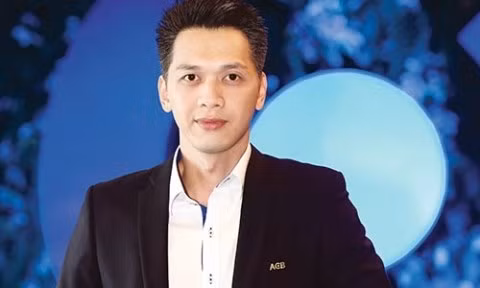Trong danh mục tài sản, Trần Hùng Huy cùng những người thân trong gia đình cũng nắm giữ lượng lớn cổ phần Ngân hàng ACB. Trong đó, Hùng Huy nắm cổ phần nhiều hơn cả ông Trần Mộng Hùng và bà Đặng Thu Thủy. Năm 2014, Trần Hùng Huy là người giàu thứ 2 trong ngành ngân hàng khi nắm giữ khối tài sản hơn 443 tỷ đồng.